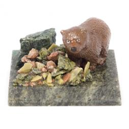 Сувенир "Мишка идет" змеевик самоцветы