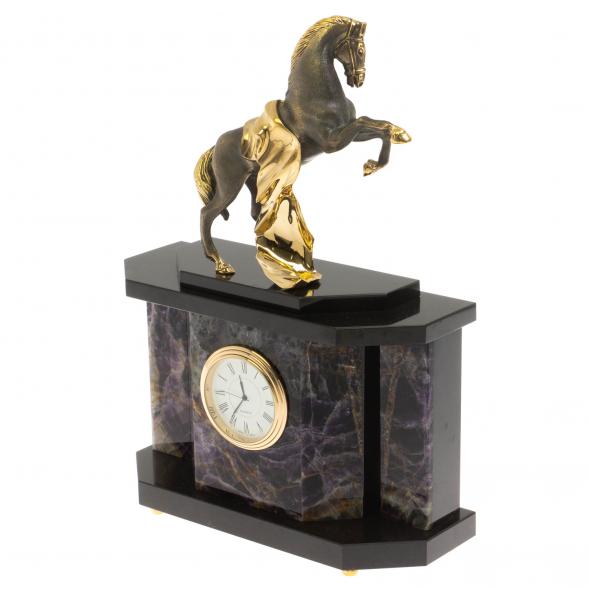 Часы &amp;quot;Конь с попоной&amp;quot; из сиреневого флюорита 129825