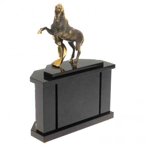 Часы &amp;quot;Конь с попоной&amp;quot; из сиреневого флюорита 129825