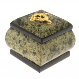 Шкатулка из змеевика с ящерицей 6х6х5,5 см