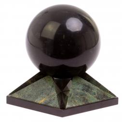 Шар 12,5 см на подставке из змеевика и долерита