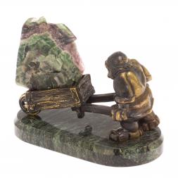 Статуэтка "Рудокоп с тачкой" с камнем флюорит