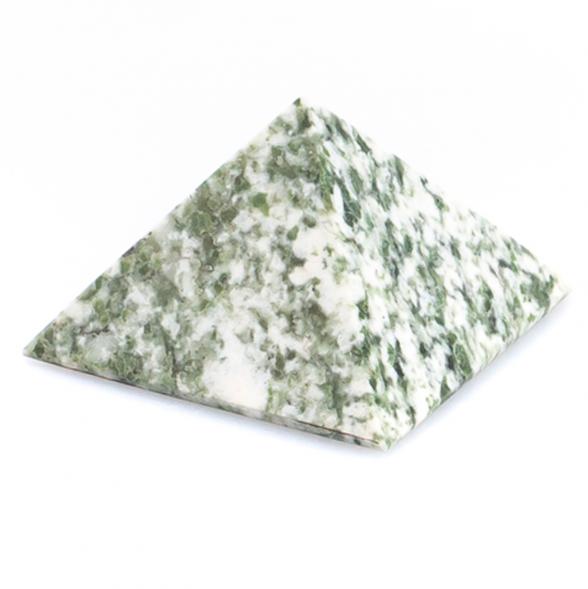 Пирамида жадеит бело-зеленый 4х4х2,5 см 124708