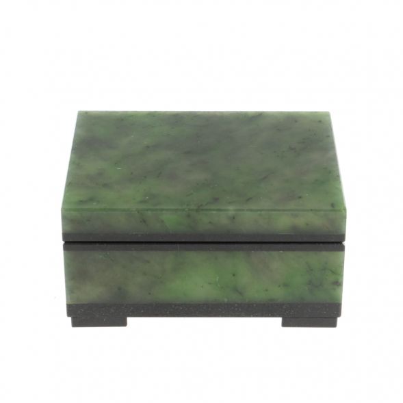 Шкатулка из нефрита 8,5х6,5х4,5 см 128698