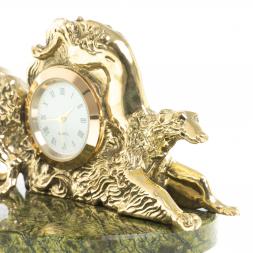 Часы из бронзы &amp;quot;Русские борзые собаки&amp;quot; на подставке из змеевика