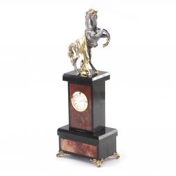 Часы из яшмы с бронзой "Вздыбленный конь"