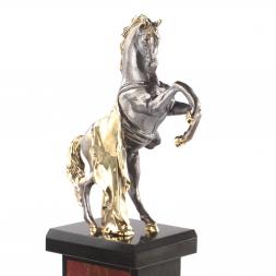 Часы из яшмы с бронзой "Вздыбленный конь"