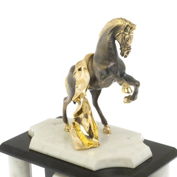 Часы &amp;quot;Конь с попоной&amp;quot; из мрамора 129252