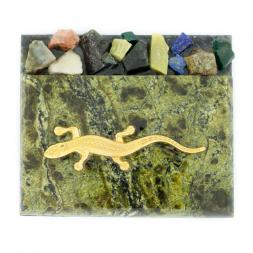 Магнит из змеевика с камушками