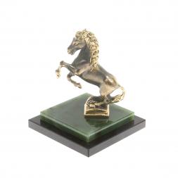 Лошадка из бронзы на подставке из нефрита