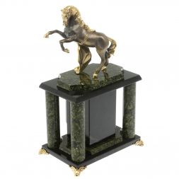 Часы "Конь с попоной" из баженовского змеевика