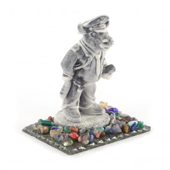 Сувенир &amp;quot;Бык - гаишник&amp;quot; из мрамолита на подставке из змеевика 121184