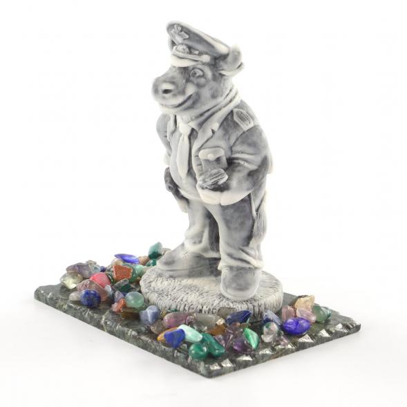 Сувенир &amp;quot;Бык - гаишник&amp;quot; из мрамолита на подставке из змеевика 121184