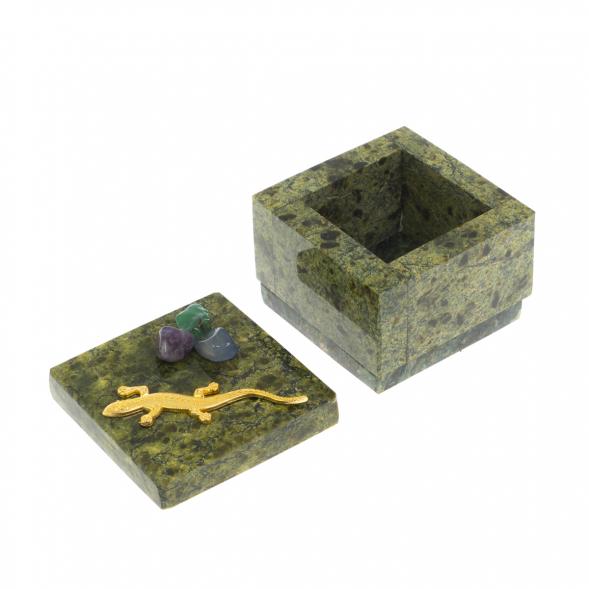 Шкатулка квадратная с ящерицей из змеевика 5,5х5,5х5,5 см 129462