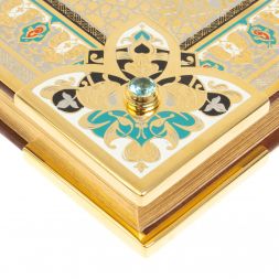 Коран на арабском языке в позолоченном окладе с четками