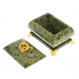 Шкатулка прямоугольная с ящерицей из змеевика 8,5х6х6,5 см