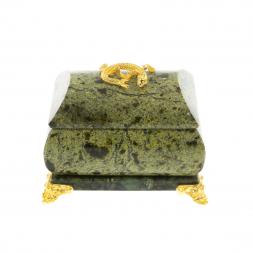 Шкатулка прямоугольная с ящерицей из змеевика 8,5х6х6,5 см