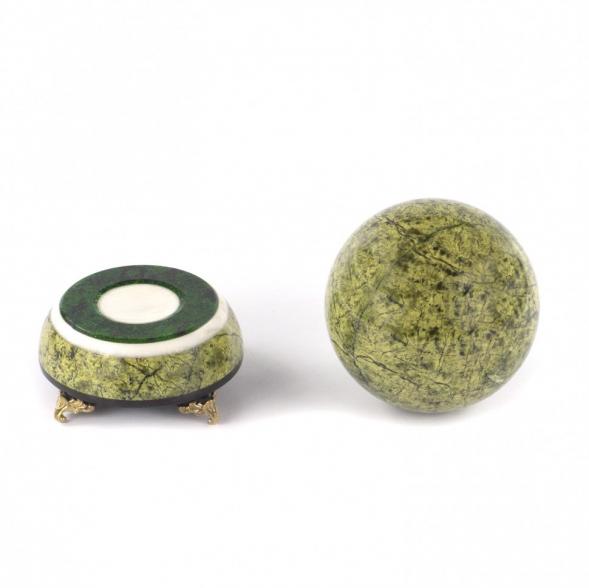 Шар из светло-зеленого змеевика Антистресс 10 см 117086