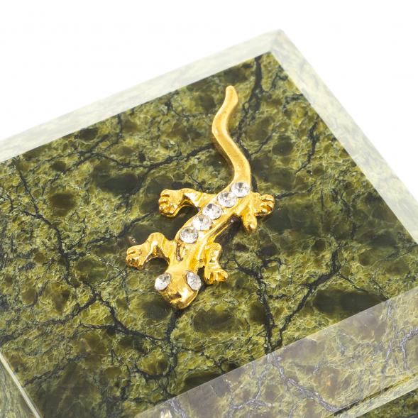 Шкатулка квадратная с ящерицей камень змеевик 6х6х5,5 см 123250