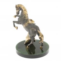 Бронзовая статуэтка "Конь с попоной" на подставке из нефрита