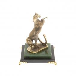 Бронзовая статуэтка "Лошадь с подковой" камень нефрит