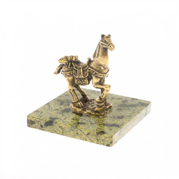 Статуэтка &amp;quot;Лошадь с мухой &amp;quot; из змеевика и бронзы 6х6х6 см 129940