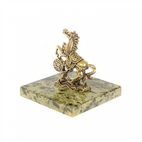 Статуэтка &amp;quot;Конь с монетой &amp;quot; из змеевика и бронзы 6х6х6 см 129942
