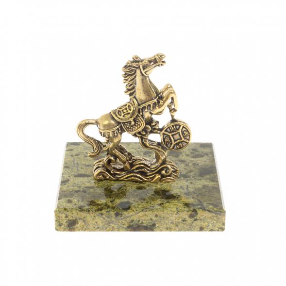 Статуэтка &amp;quot;Конь с монетой &amp;quot; из змеевика и бронзы 6х6х6 см 129942